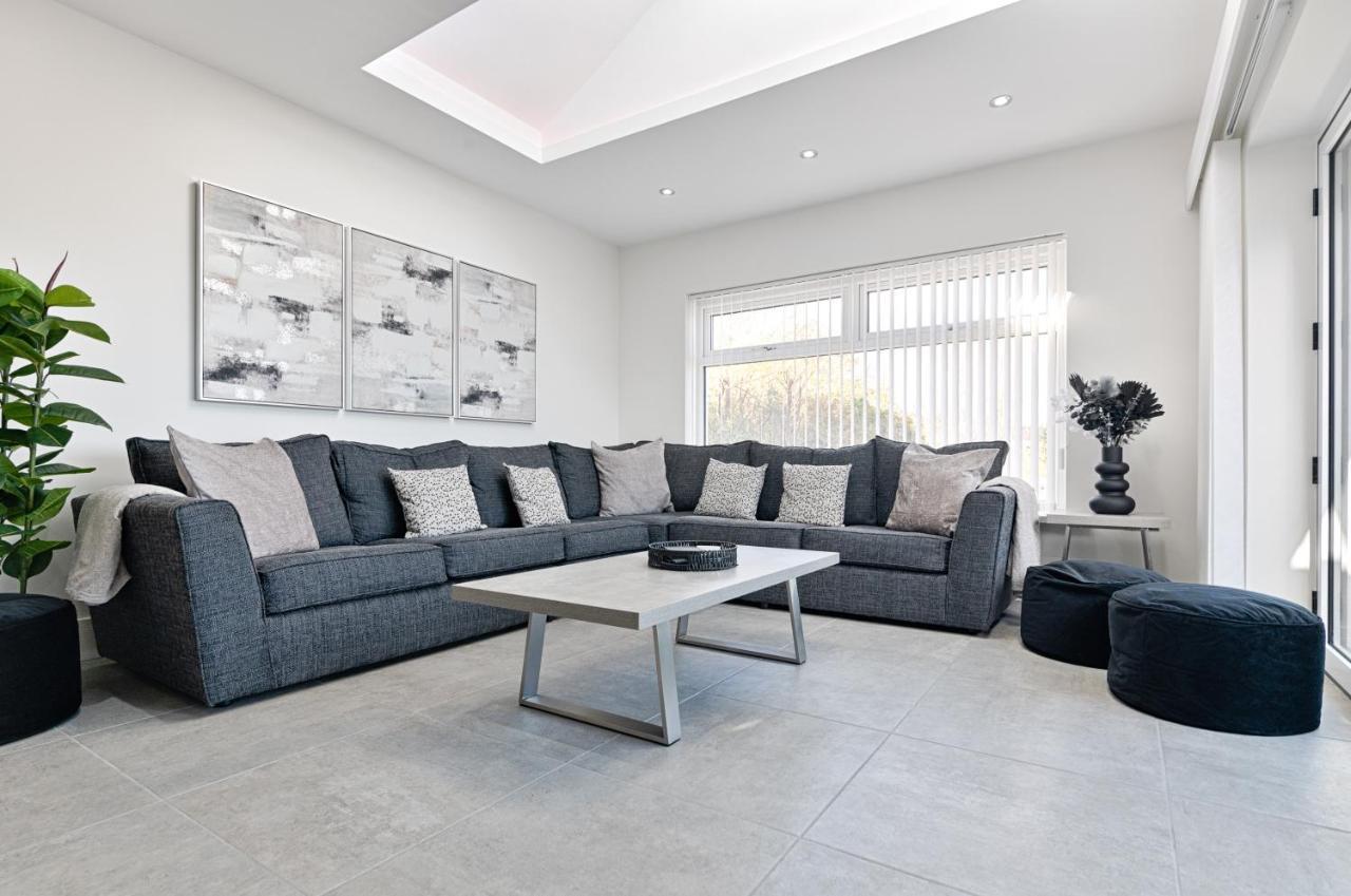 Luxury Property With Hot Tub And Sea Views Oystermouth Extérieur photo