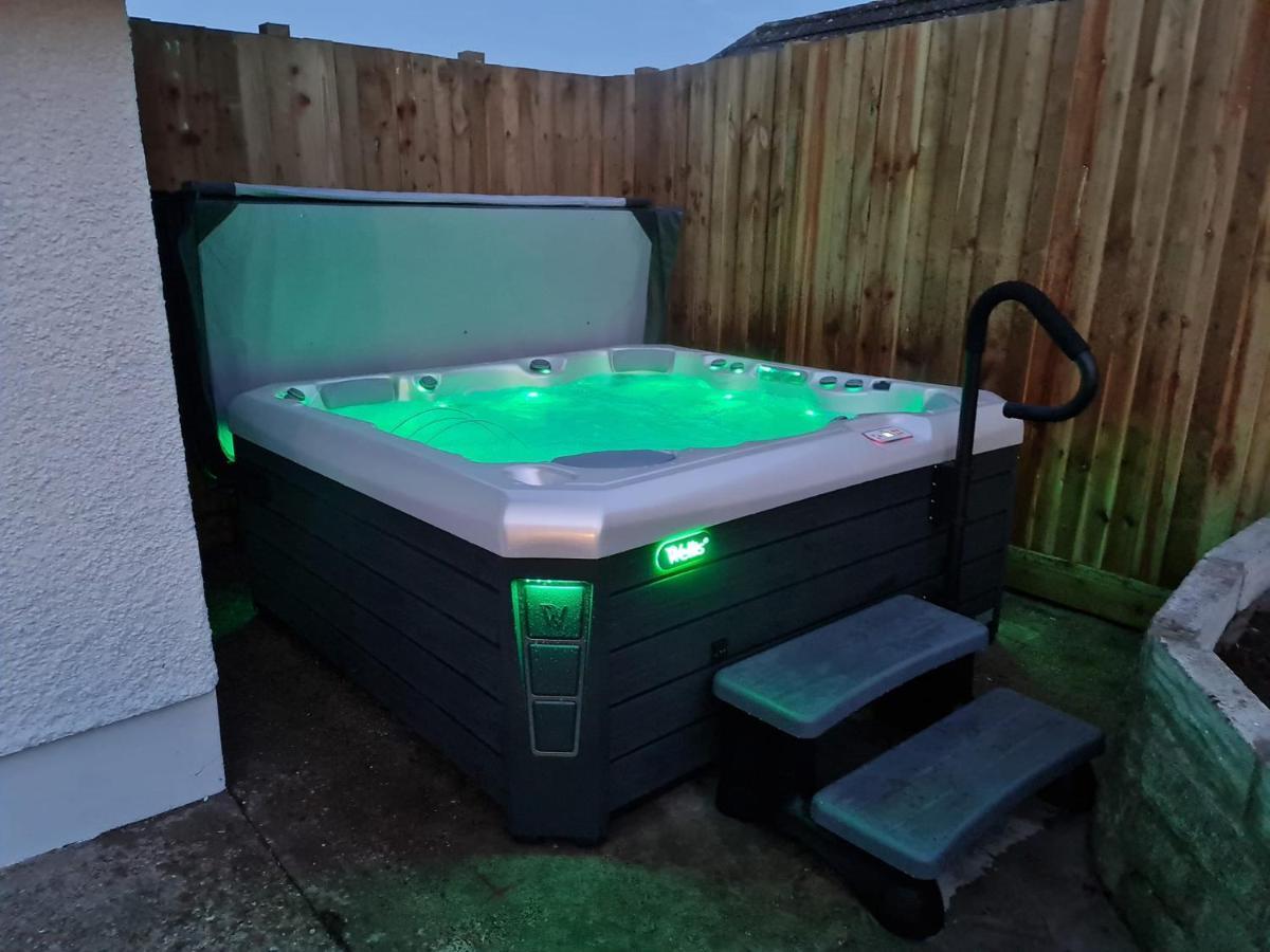 Luxury Property With Hot Tub And Sea Views Oystermouth Extérieur photo