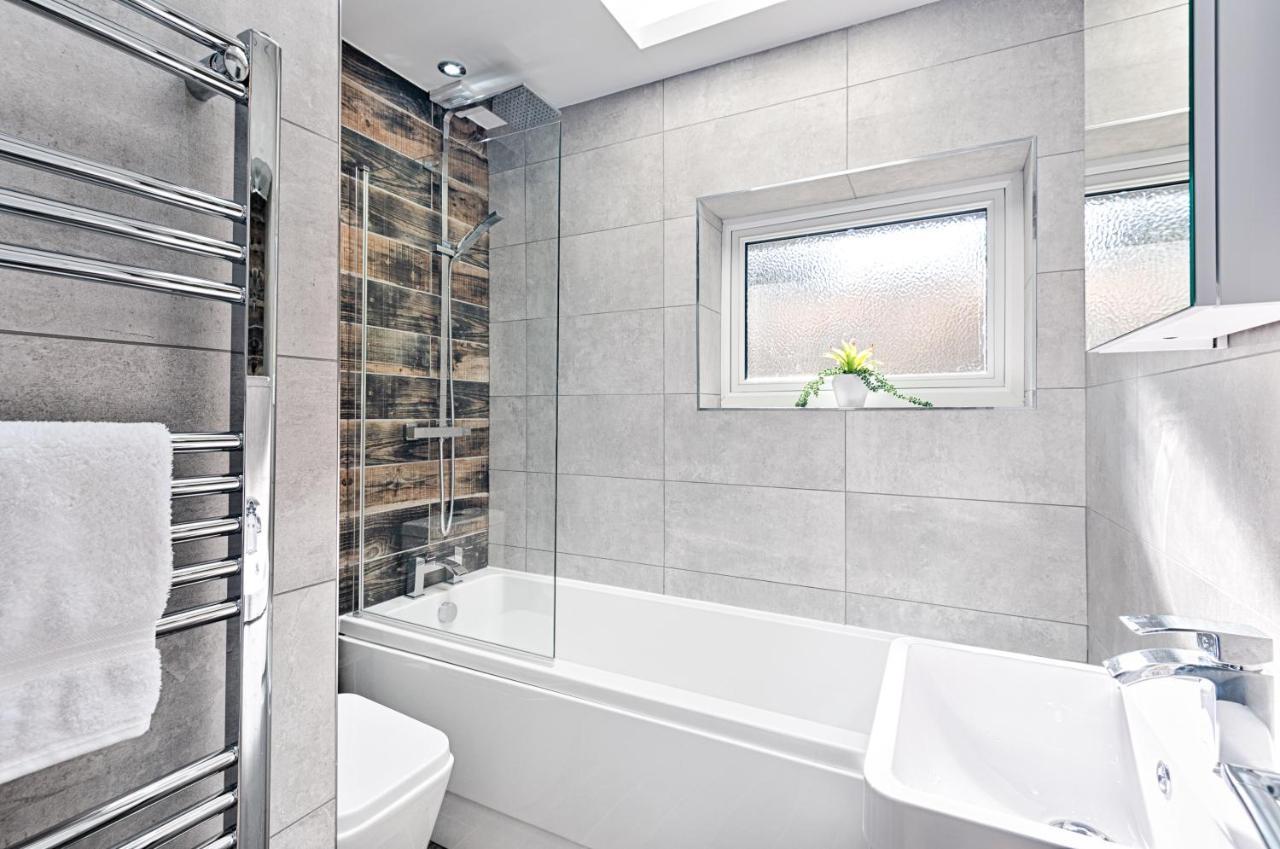 Luxury Property With Hot Tub And Sea Views Oystermouth Extérieur photo