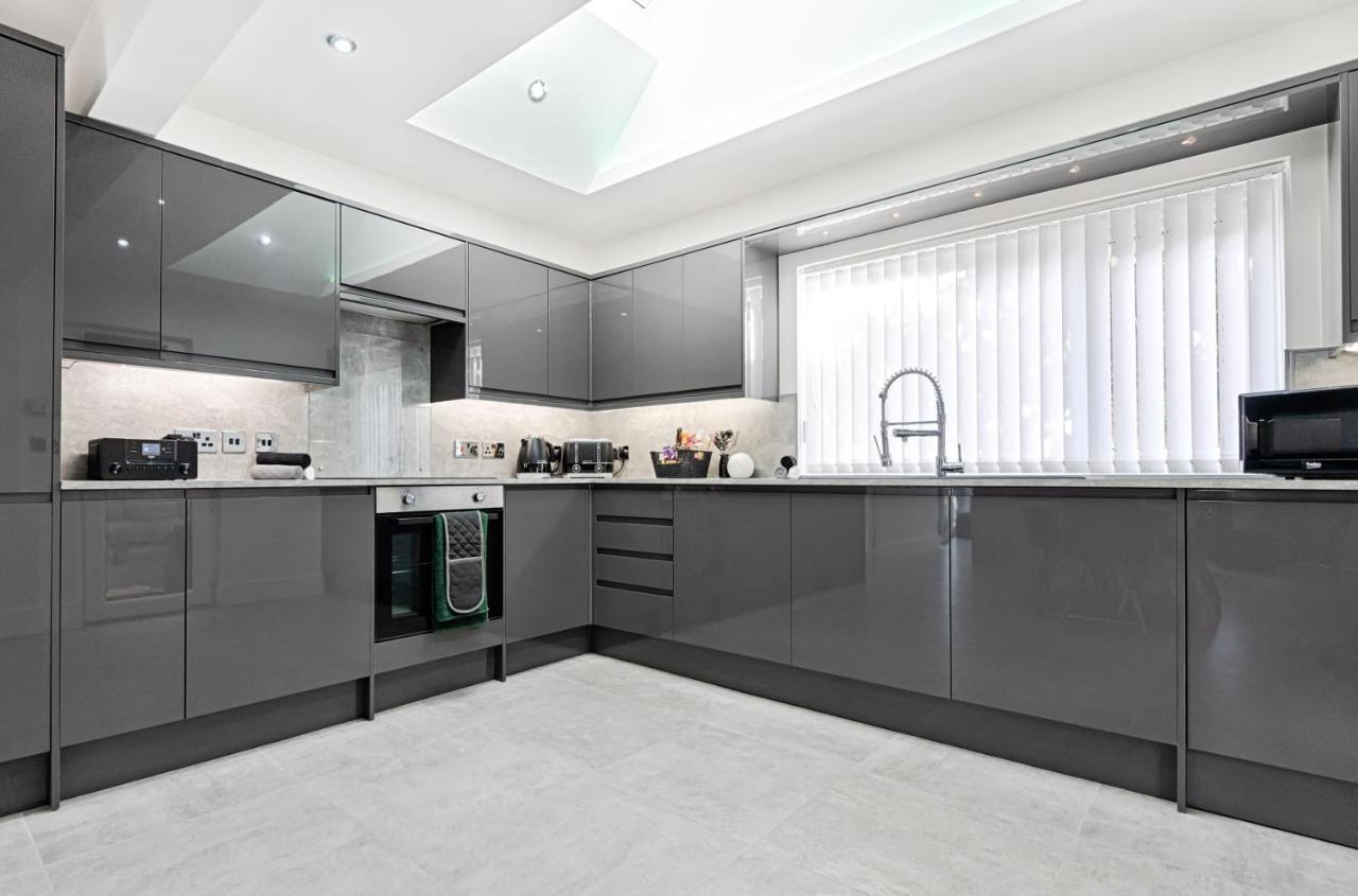 Luxury Property With Hot Tub And Sea Views Oystermouth Extérieur photo