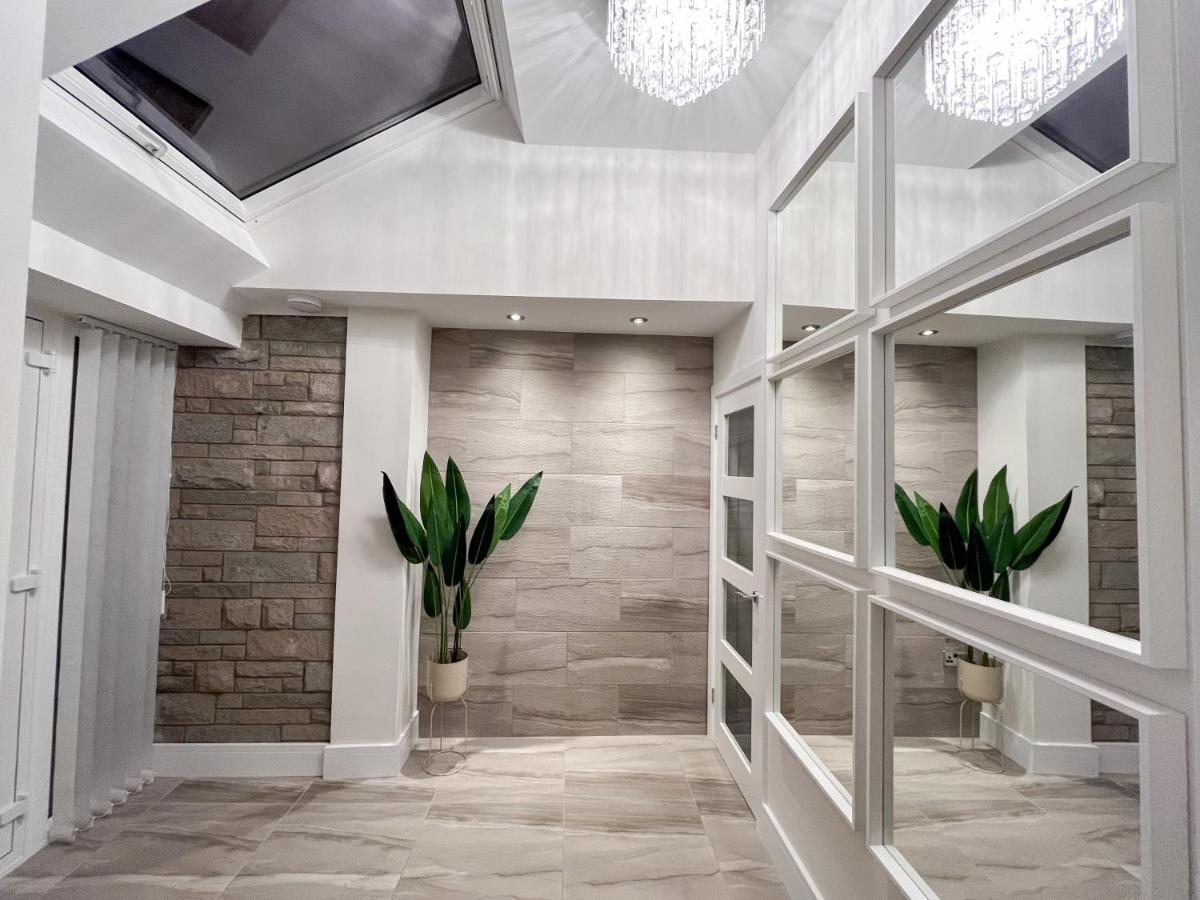 Luxury Property With Hot Tub And Sea Views Oystermouth Extérieur photo