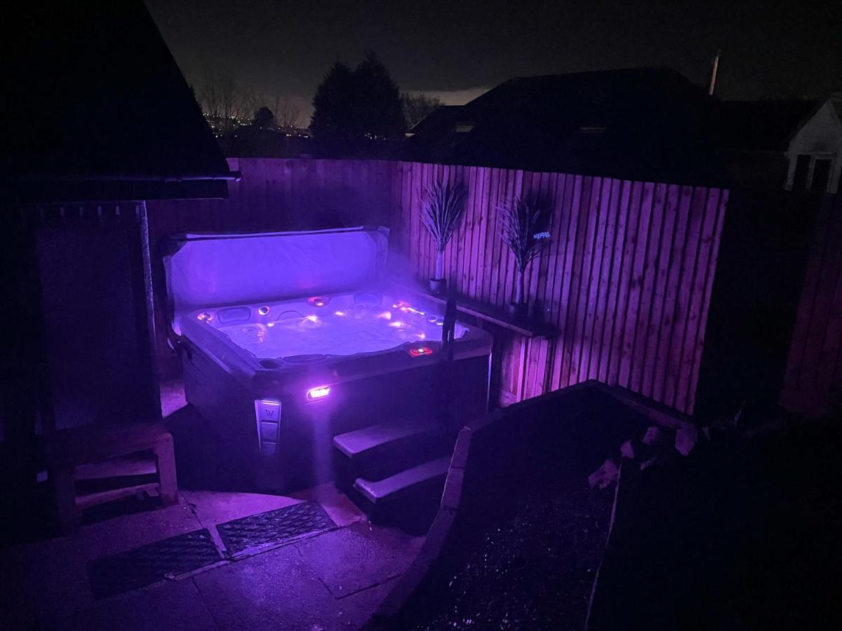 Luxury Property With Hot Tub And Sea Views Oystermouth Extérieur photo