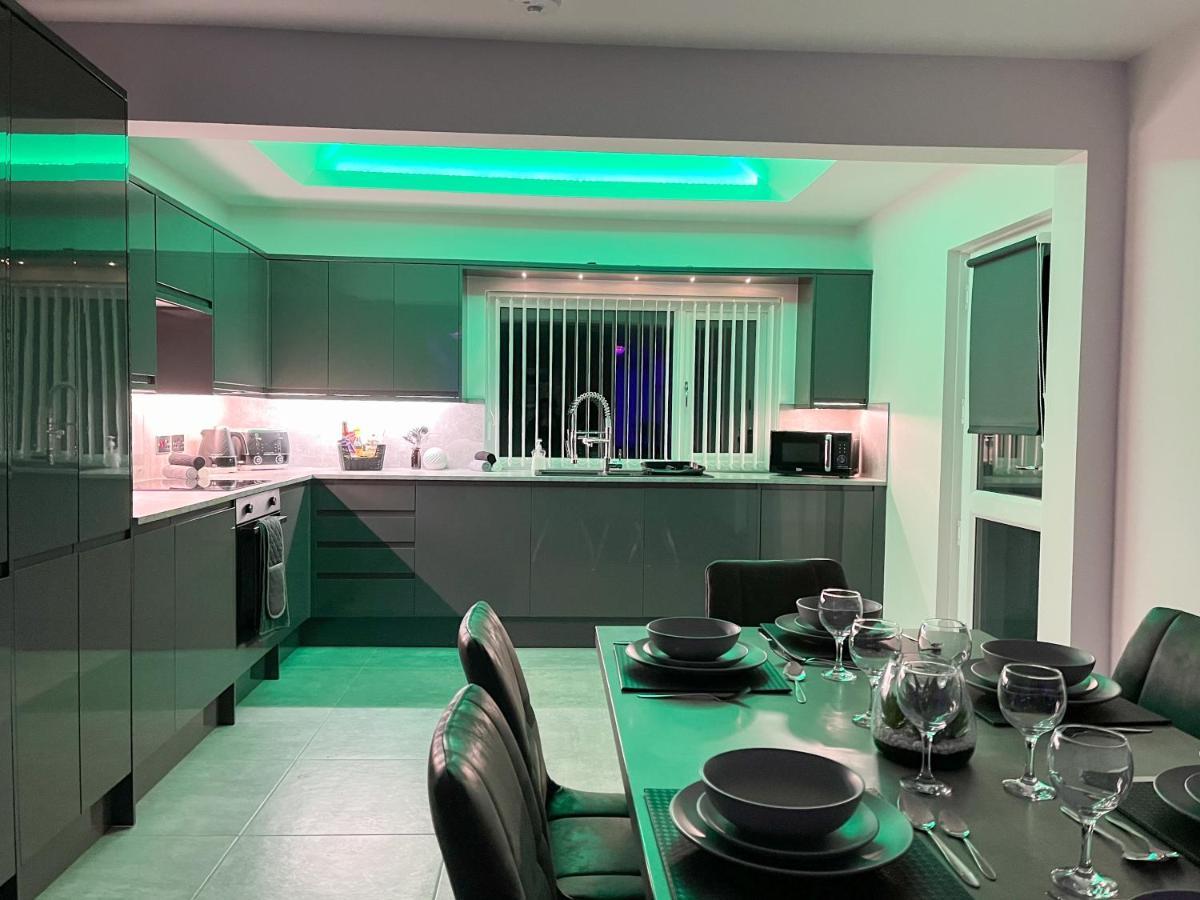Luxury Property With Hot Tub And Sea Views Oystermouth Extérieur photo