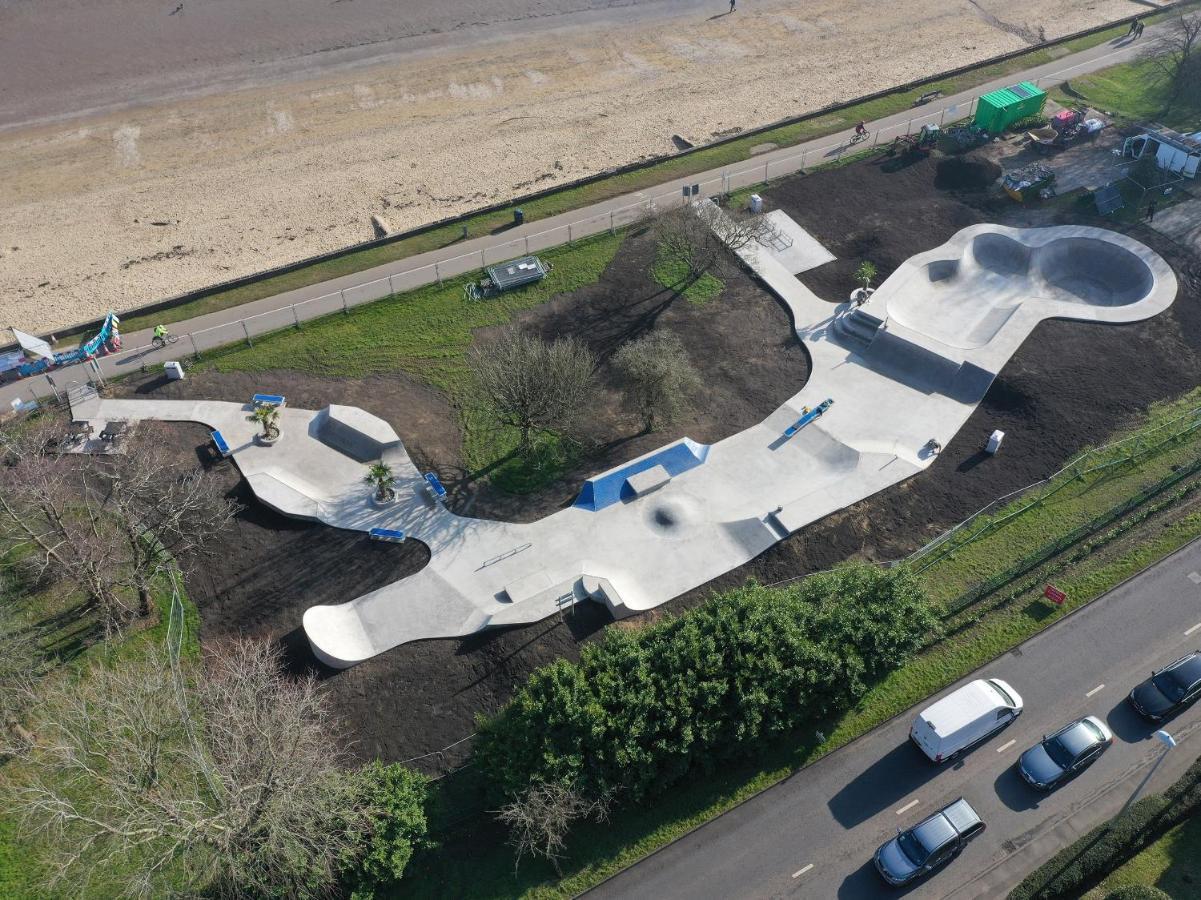 Luxury Property With Hot Tub And Sea Views Oystermouth Extérieur photo