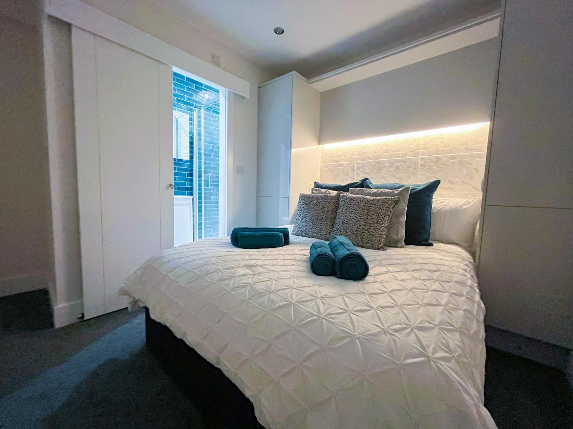 Luxury Property With Hot Tub And Sea Views Oystermouth Extérieur photo